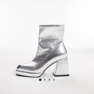 Topshop Wide Fit Tiff block heel ankle boots in silver - size US 7
